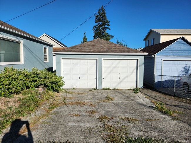 Building Photo - Cozy 2 Bedroom Duplex With Detached Garage