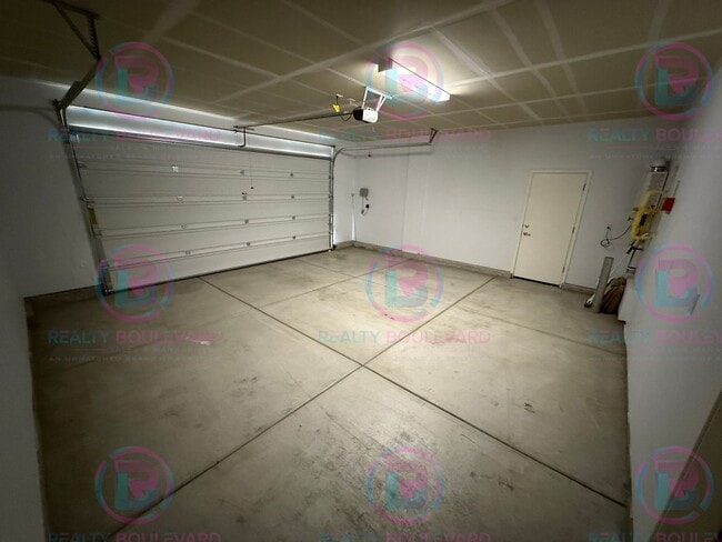 Building Photo - Gorgeous Newer 3 Bedroom Home! Located off...