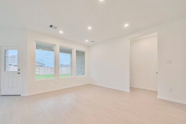 Building Photo - 6822 Yellow Jessamine Ln