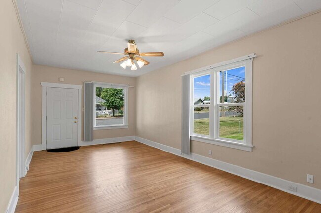 Building Photo - "Charming Spokane Retreat: Cozy 2-Bedroom ...