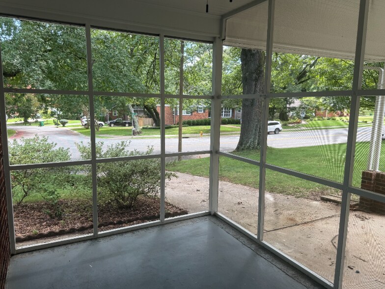 Building Photo - 701 Seneca Pl