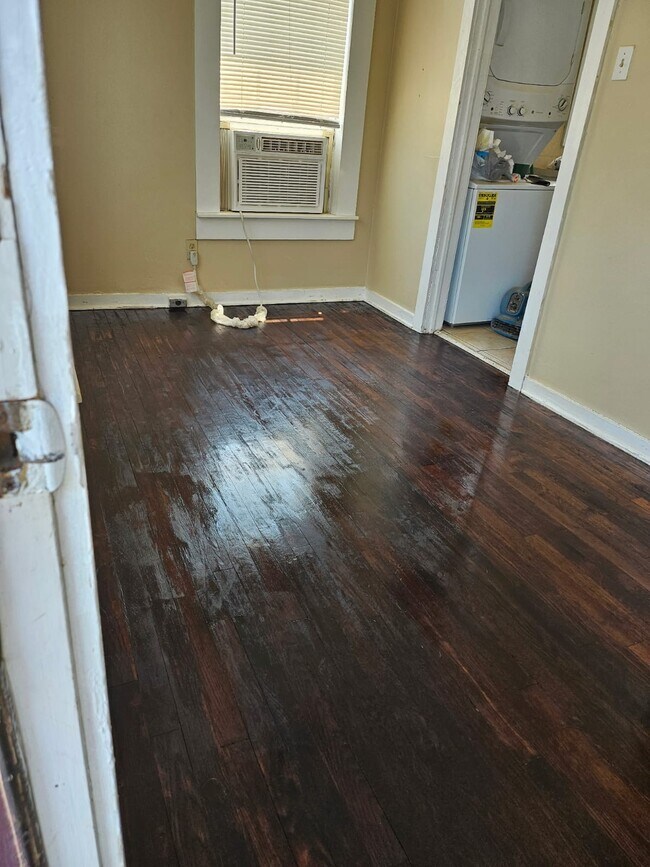 Building Photo - 420 Moss St