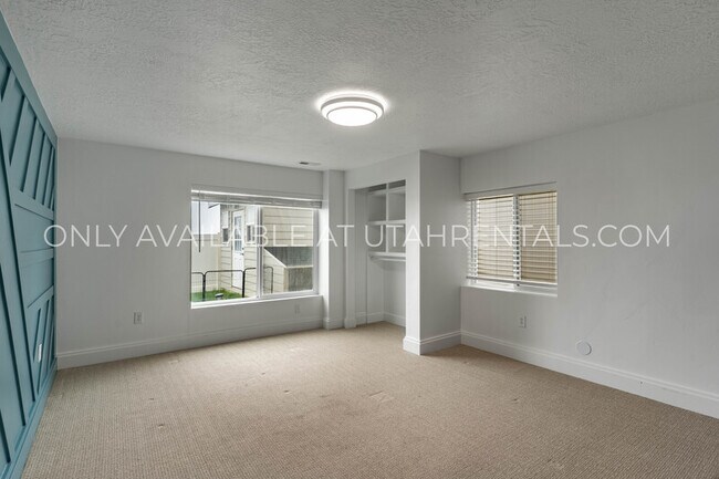 Building Photo - 4143 N Fairfield Dr