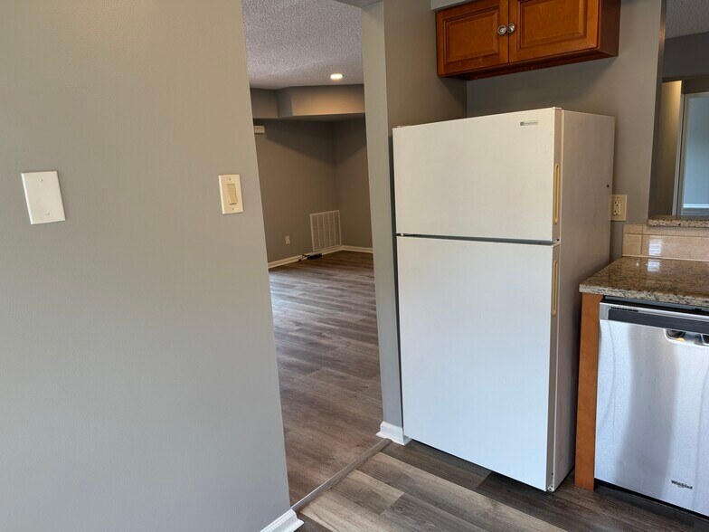 Building Photo - 1008 Barry Ct