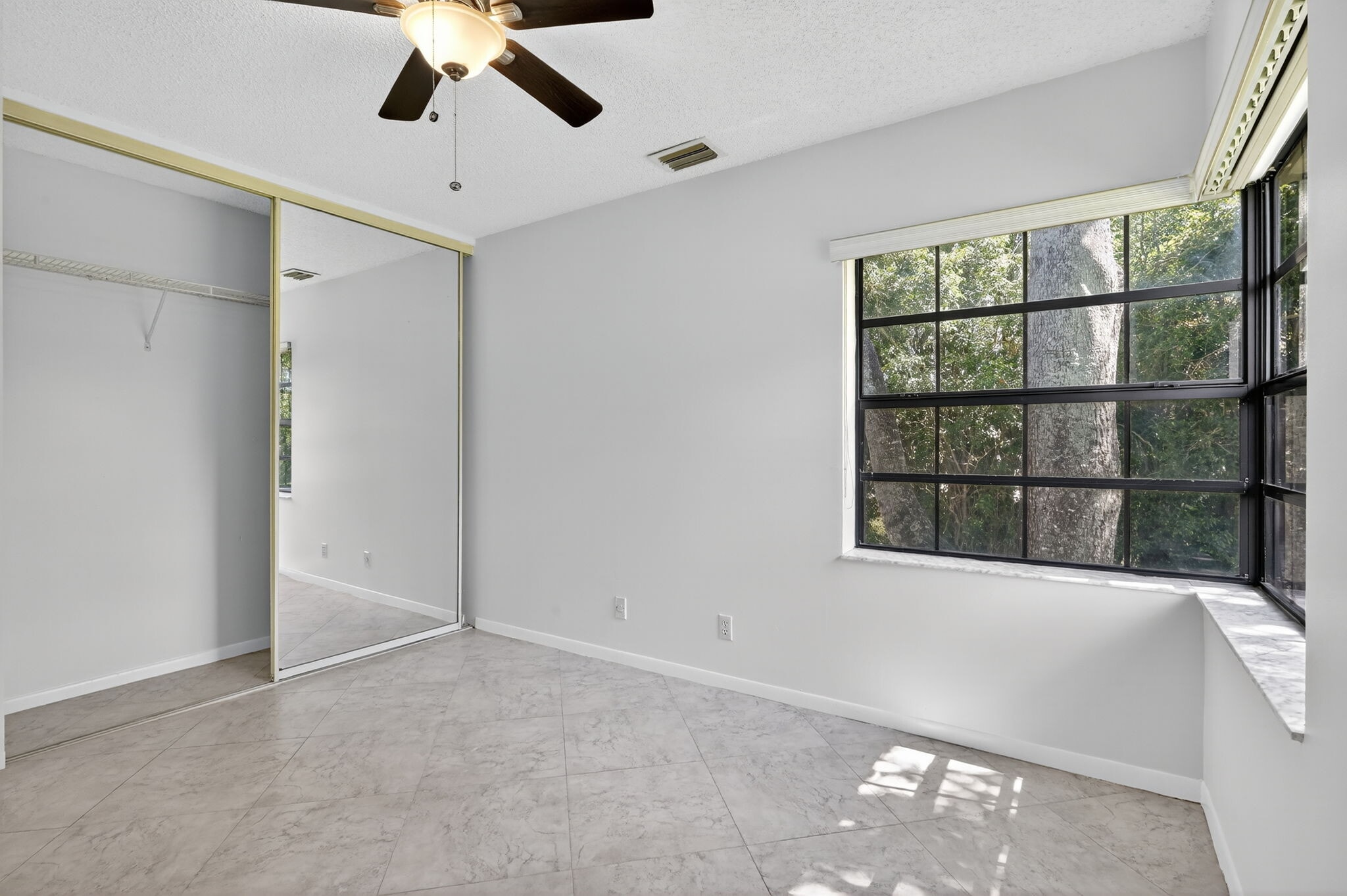 Building Photo - 5475 Verona Dr