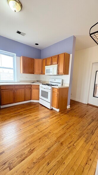 Building Photo - 1112 W 18th St