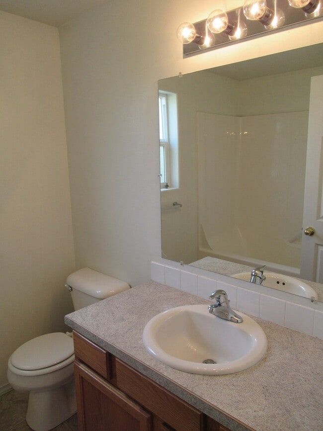 Building Photo - Three Bedroom Home in Independence