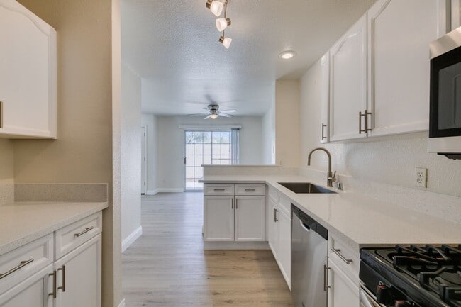 Building Photo - 3 Bedroom Townhouse with attached garage i...