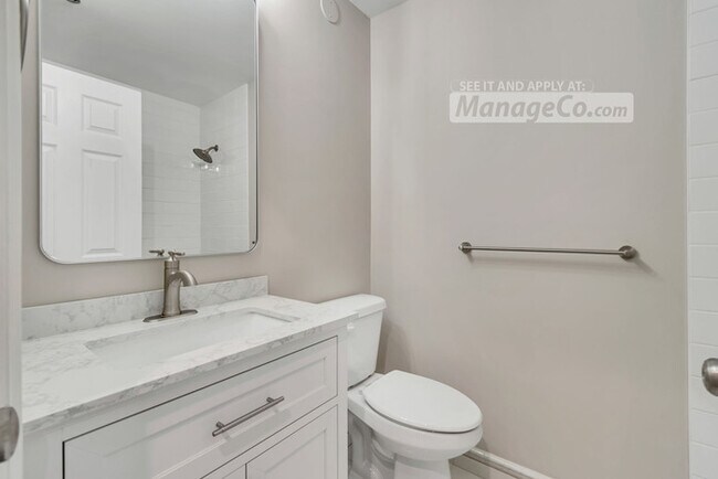 Building Photo - Chic 1BR/1.5BA Condo w/ Unbeatable Downtow...
