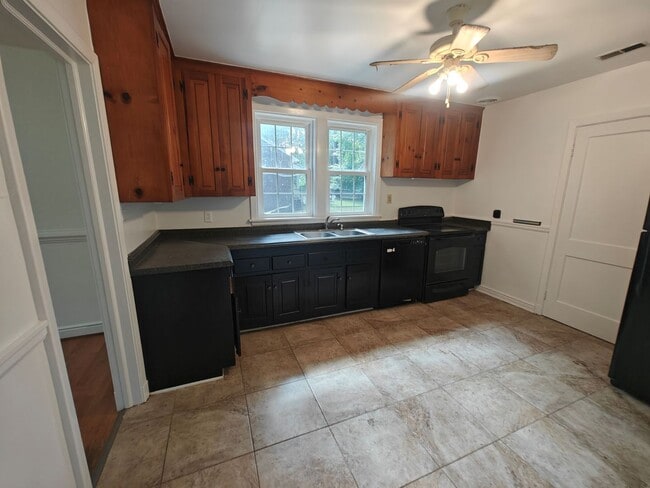 Building Photo - 3 bedroom home with fenced rear yard