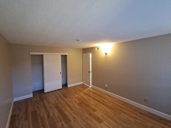 Building Photo - Roseville 2 Bedroom Duplex, New Carpet, Central Heat and Air, Large Fenced Yard