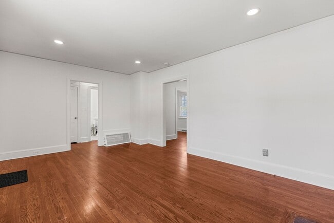 Building Photo - 202 Robinson St