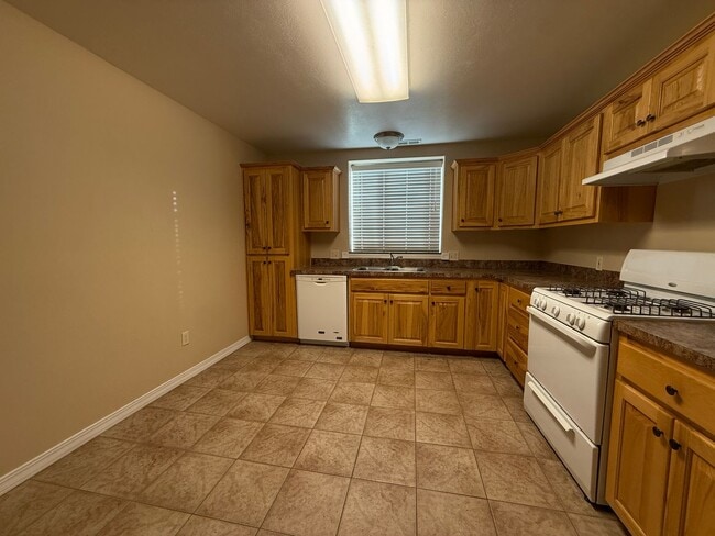 Building Photo - 460 Center St