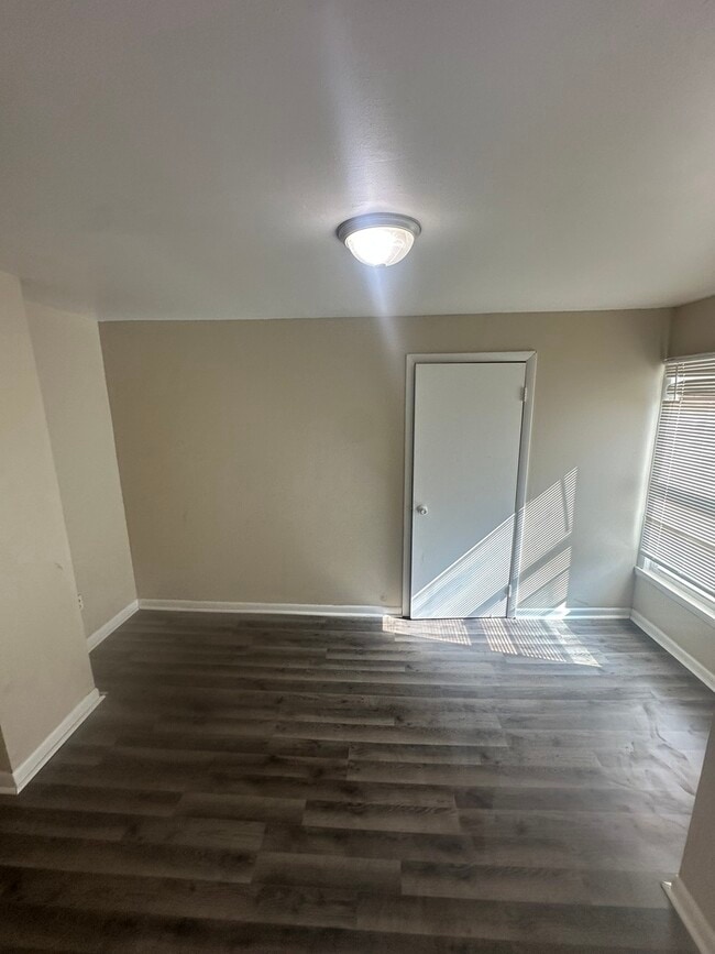 Building Photo - 554 W Station St