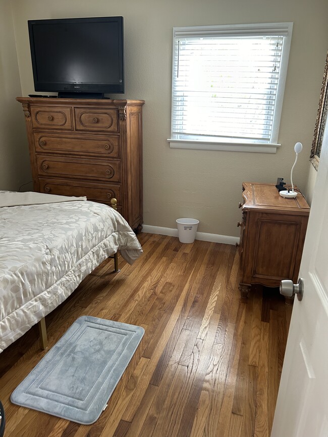 Building Photo - 937 Edgehill Dr