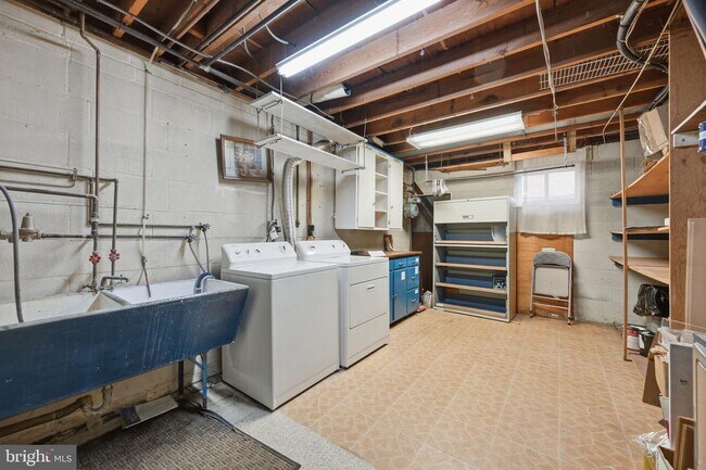 Building Photo - 1721 University Blvd W