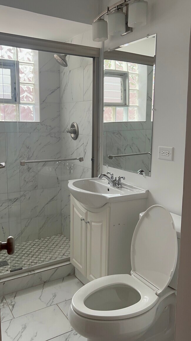 Fully renovated bathroom - 3624 S 52nd Ct