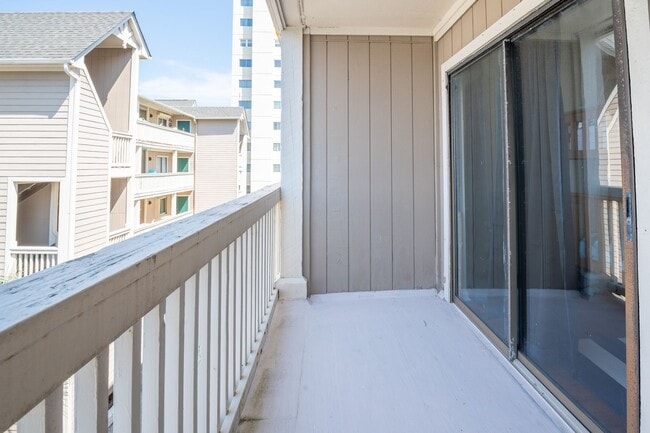 Building Photo - Salty Hammocks A6 @ 1411 S Lake Park Blvd