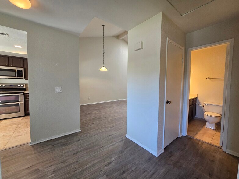 Building Photo - 956 Lupine Hills Dr