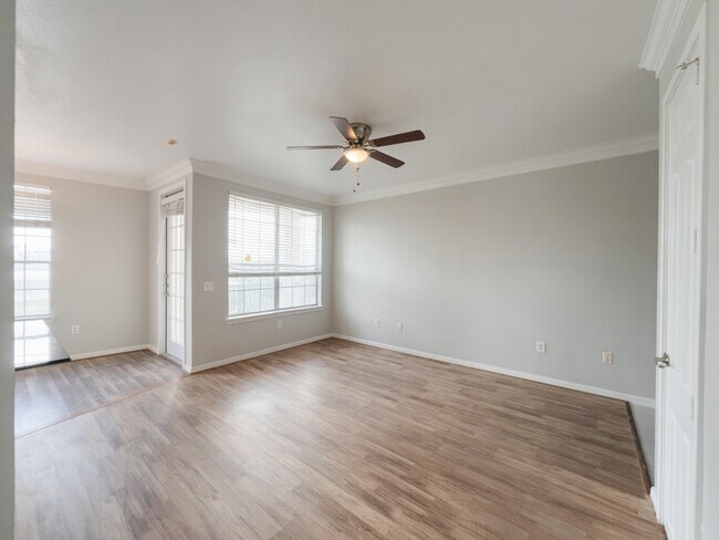 Building Photo - 7575 Kirby Dr