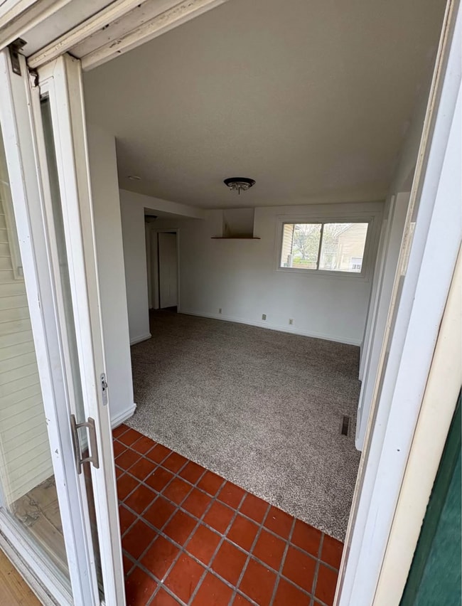 Building Photo - 814 16th St S