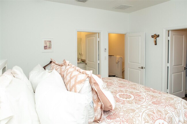 Building Photo - 1147 SW 7th Ave