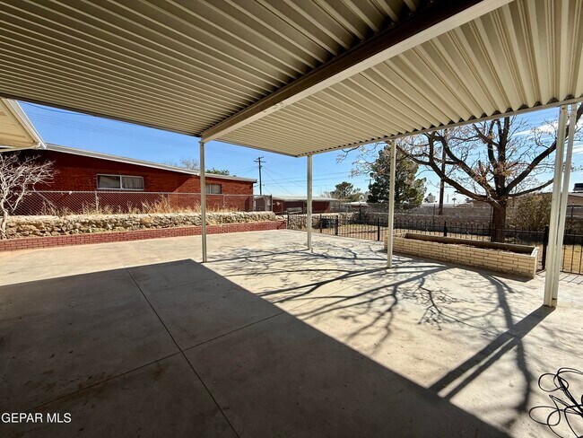 Building Photo - 2900 Polk Ave