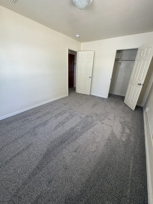 Building Photo - 401 Ainsley Ave