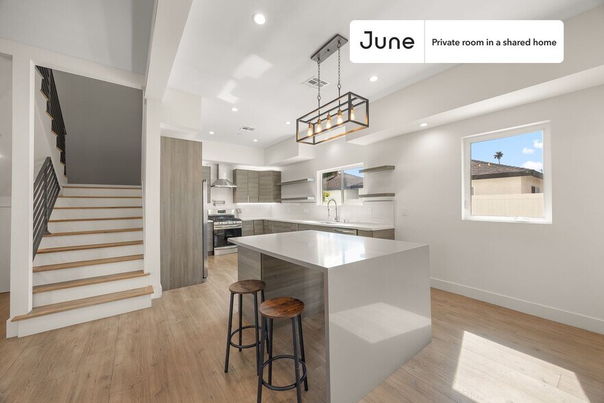 Building Photo - Private bedroom in 4 bed/4 bath Home