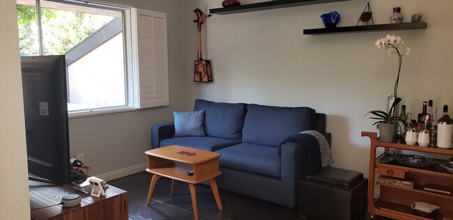 Building Photo - 224 S Marengo Ave