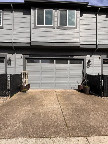 Building Photo - 4015 SE Century Blvd