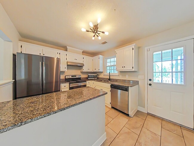 Building Photo - Three bedroom home in Martinez!