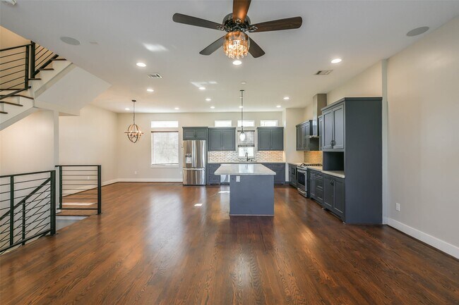 Building Photo - 2422 Hadley St