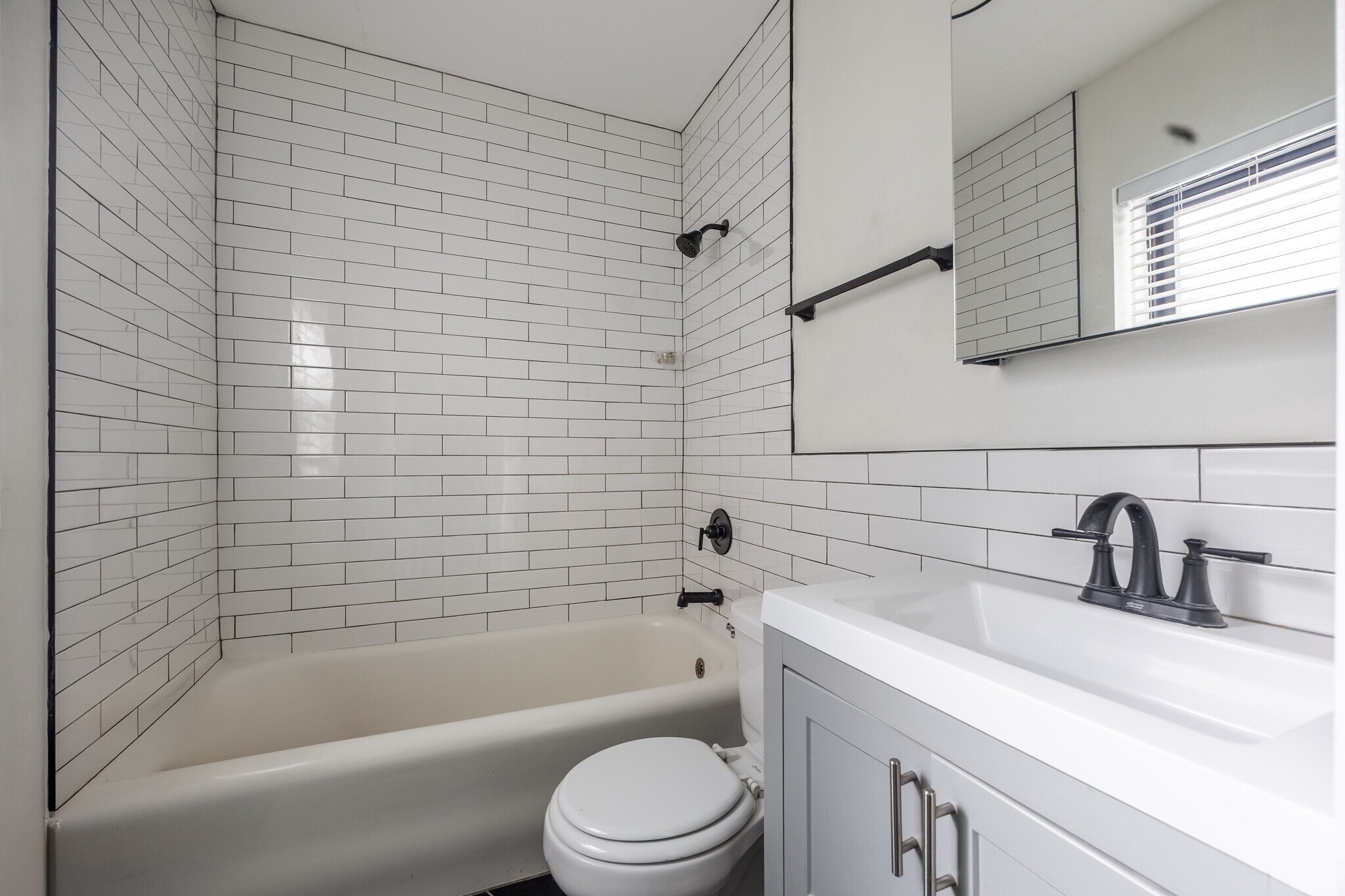 Building Photo - 5505 N Lincoln Ave