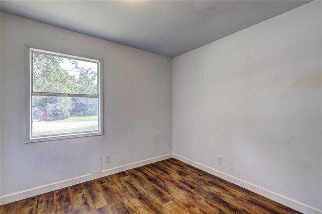 Building Photo - 2423 Thrasher Ave