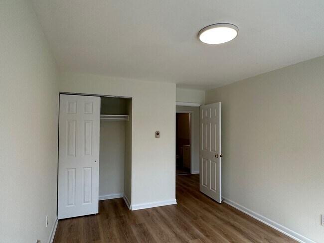 Building Photo - Large, updated 2 bedroom near the Green Li...