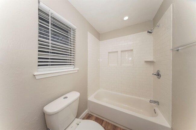 Building Photo - 609 Banner Ave