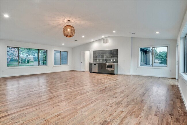 Building Photo - 1408 S Alamo Rd