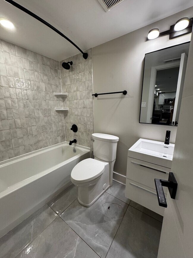 Building Photo - Discover this beautifully renovated 2BD/2B...