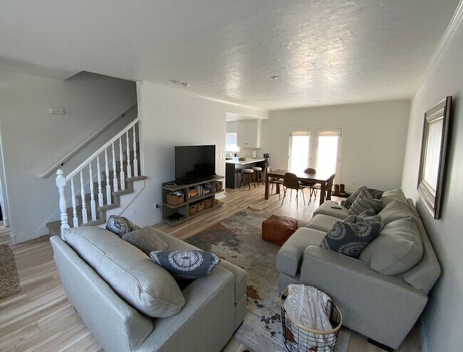 Building Photo - Updated Charleston Heights Townhome