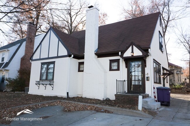 Building Photo - Awesome 4 bedroom 2 bathroom home located ...