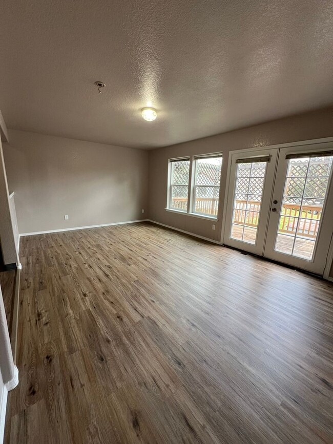 Building Photo - 3 Bedroom, 2.5 Bathroom Townhome - Close t...