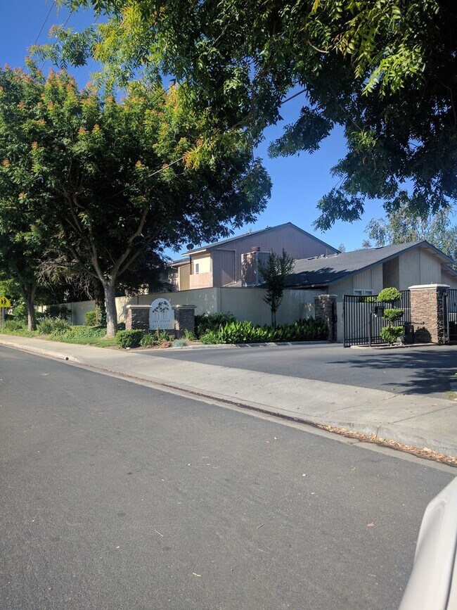 Building Photo - Townhouse in a gated community near Creeks...