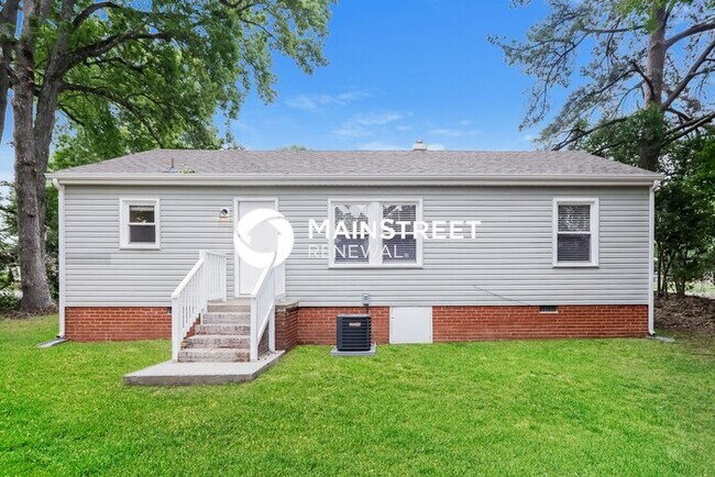 Building Photo - 3 Bedroom Pet-Friendly Home in MONROE, NC with Main Street Renewal