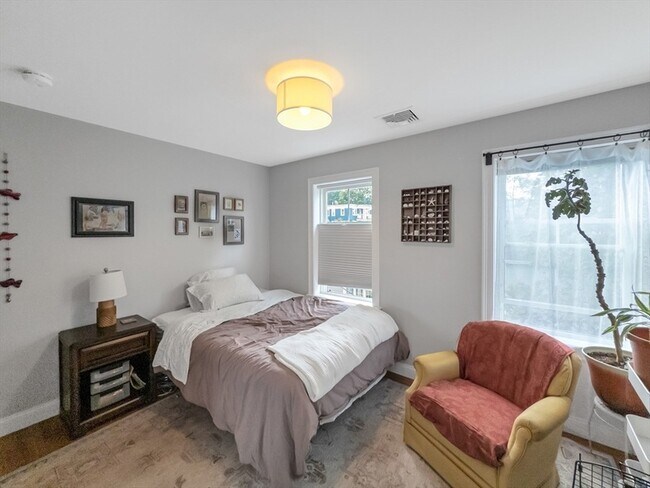 Building Photo - 19 Iona St