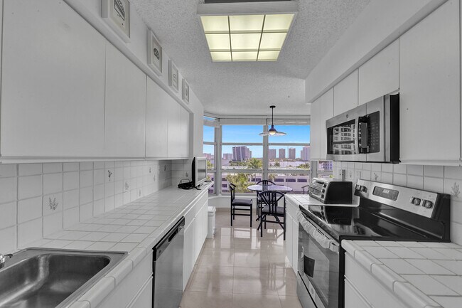 Building Photo - 3500 Mystic Pointe Dr