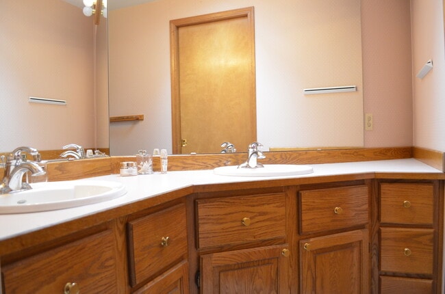 Building Photo - Traditional 4-Bedroom Home Near Microsoft ...
