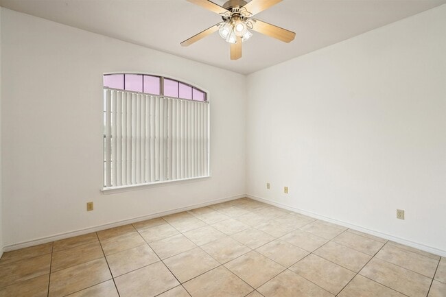 Building Photo - 302 Echo Valley Dr
