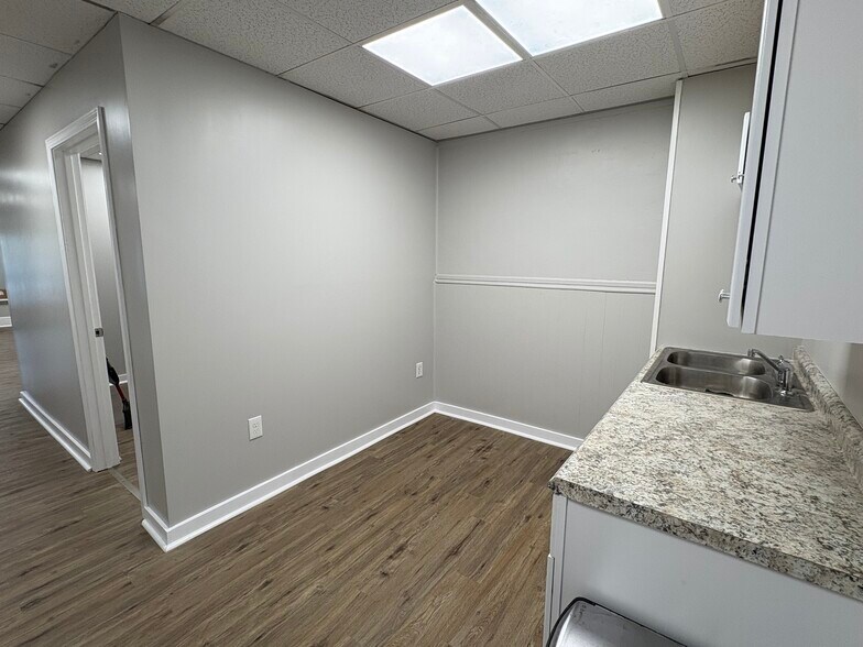 Building Photo - 709 7th Ave