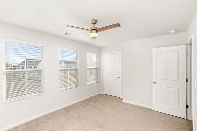 Building Photo - Newer Beautiful 3 Bed 2.5 Bath!